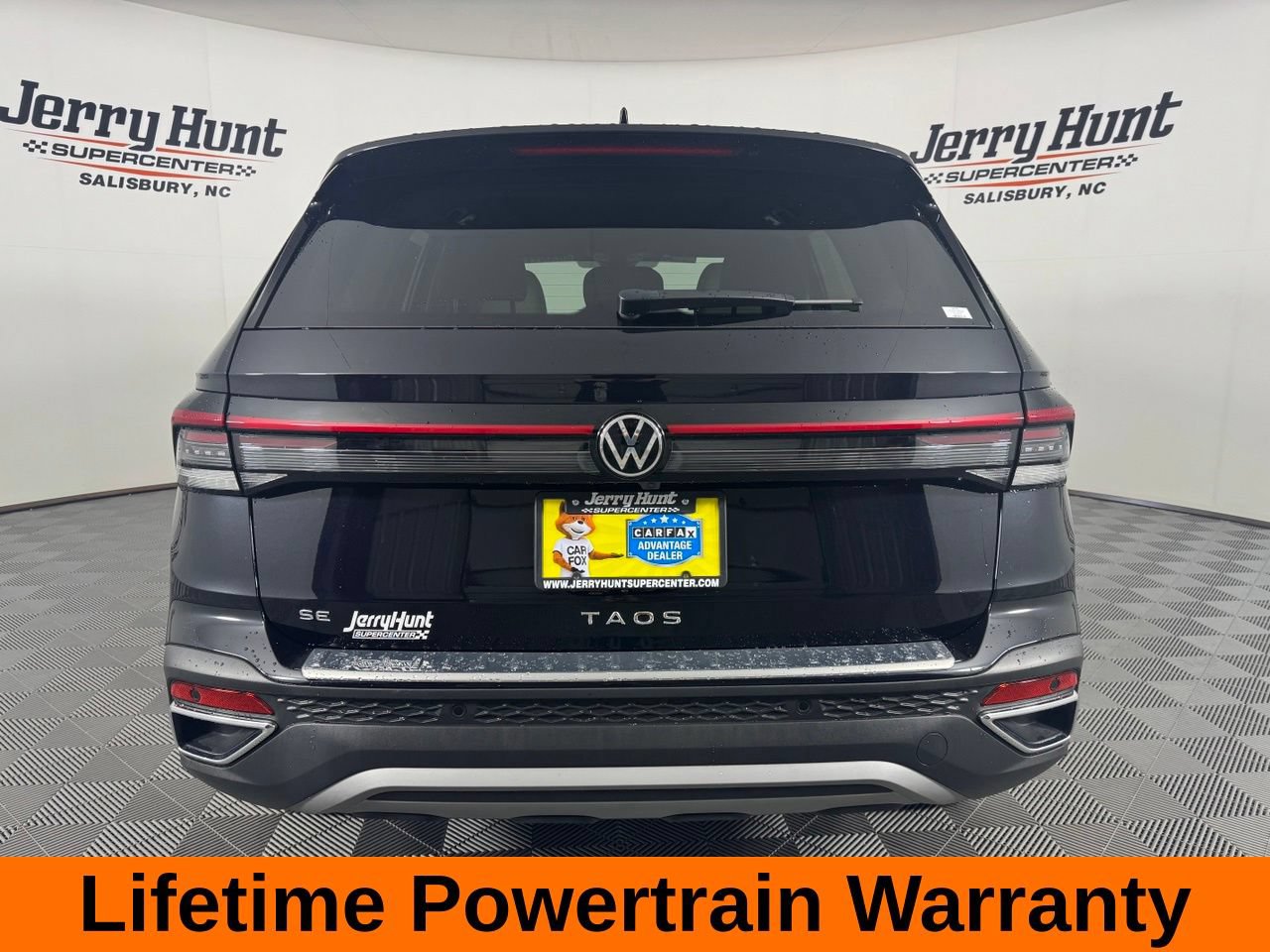 Used 2025 Volkswagen Taos SE w/ Panoramic Sunroof Package FWD image 8