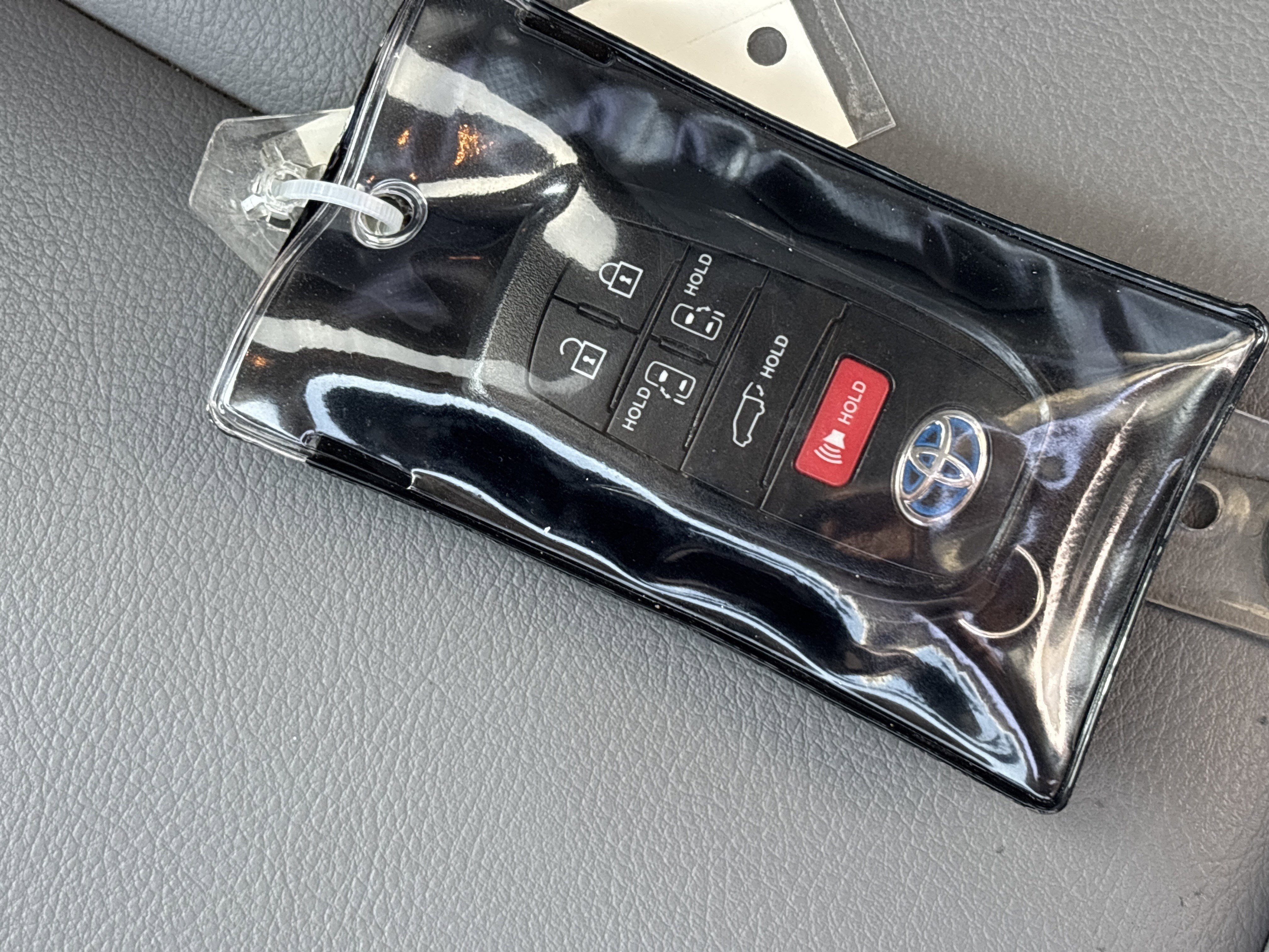 Used 2022 Toyota Sienna XLE FWD image 28