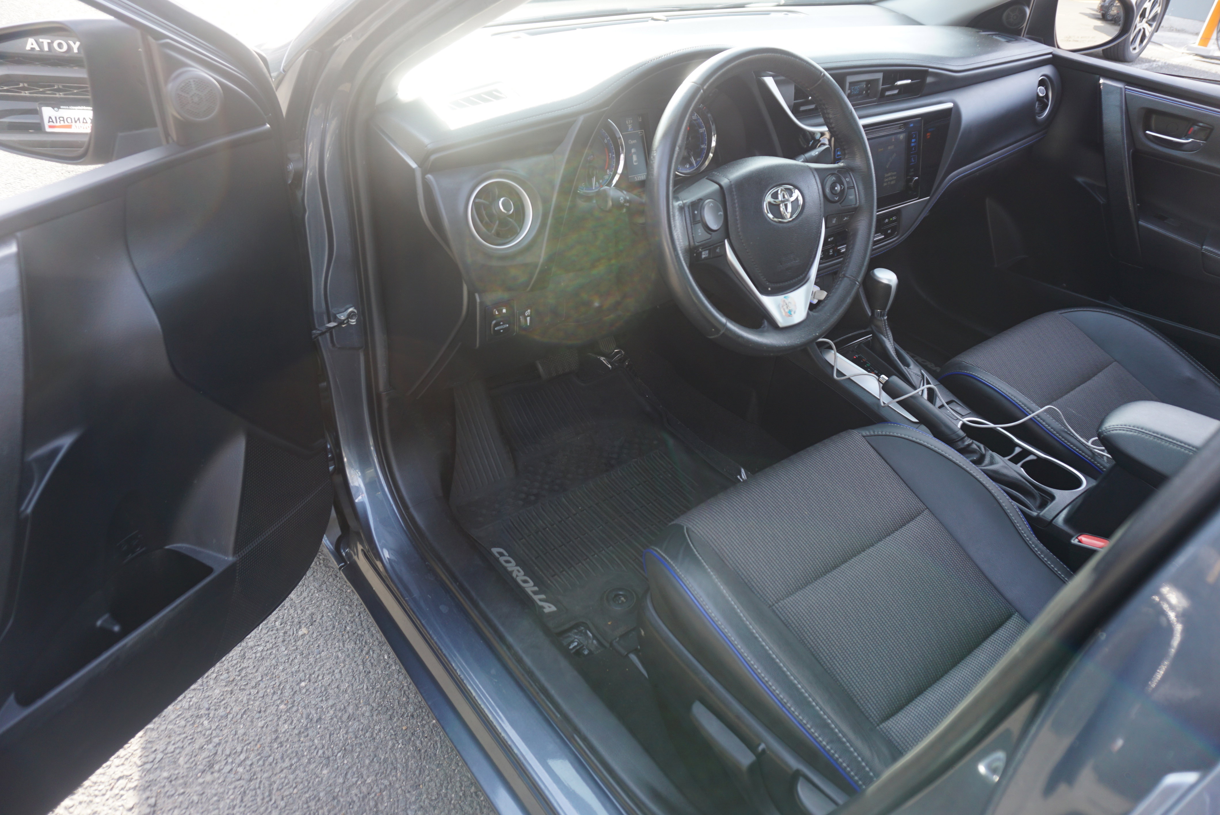 Used 2018 Toyota Corolla SE w/ SE Premium Package image 7