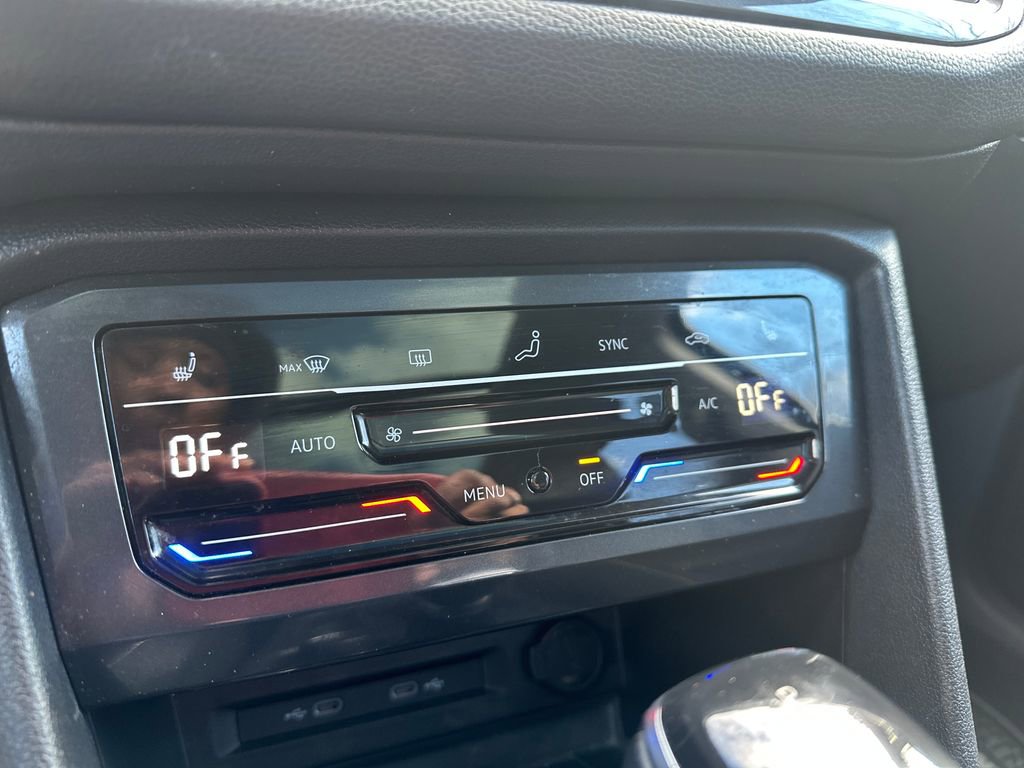 Used 2022 Volkswagen Tiguan SE w/ Panoramic Sunroof Package image 11