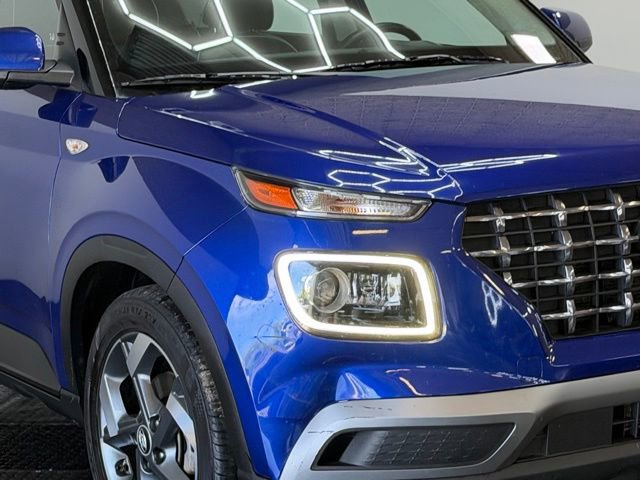 Used 2023 Hyundai Venue Limited FWD image 2
