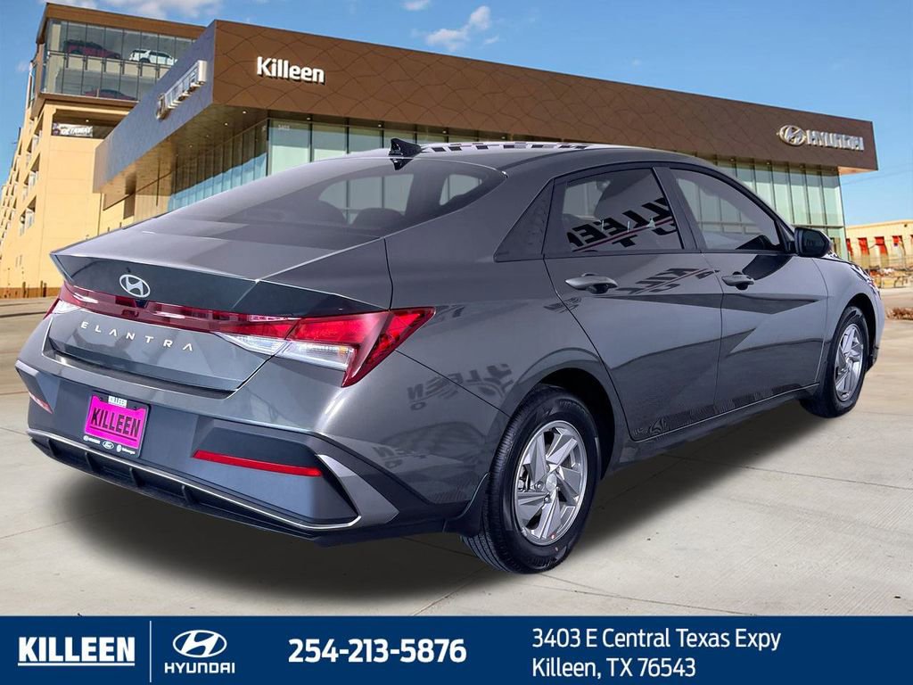Used 2025 Hyundai Elantra SE image 9