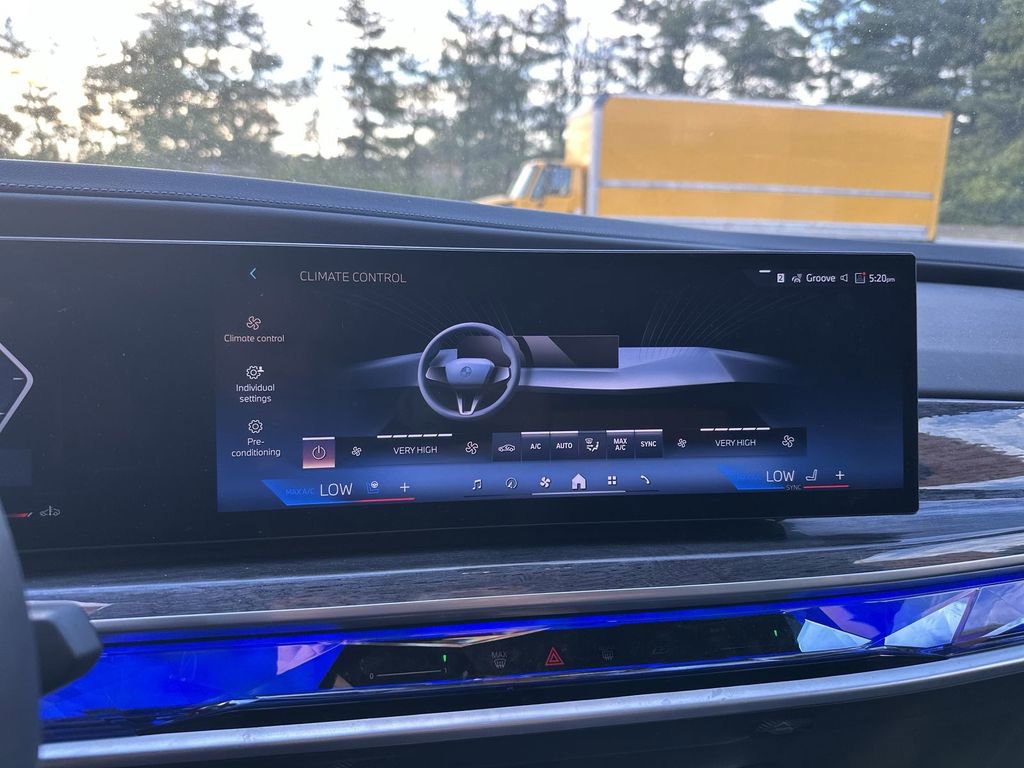 Used 2025 BMW 760i xDrive w/ Executive Package image 23