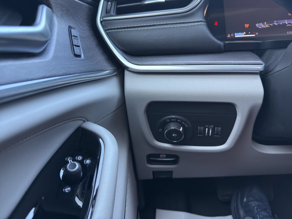 Used 2022 Jeep Grand Cherokee Overland RWD image 22