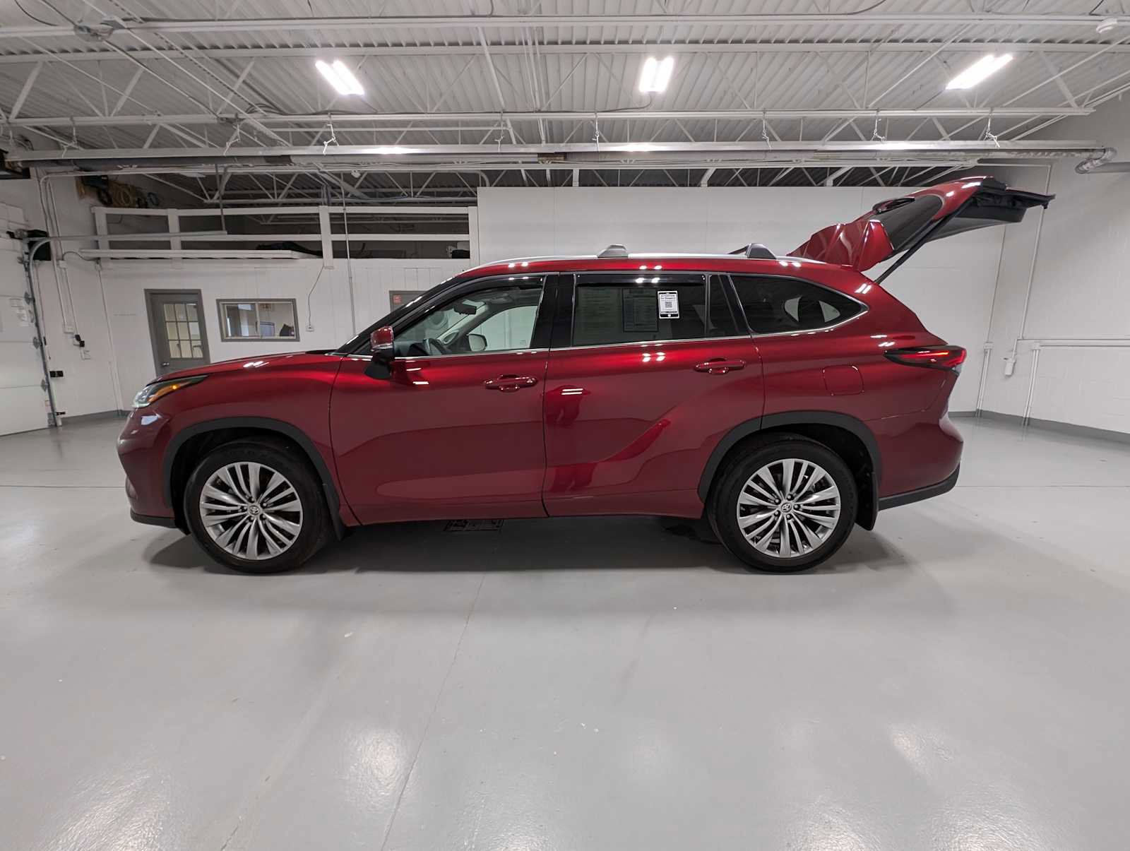 Used 2024 Toyota Highlander Platinum image 12