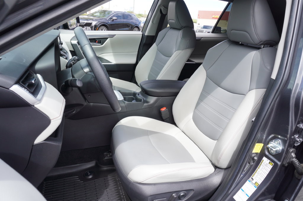 Used 2021 Toyota RAV4 XLE Premium AWD/4WD image 15