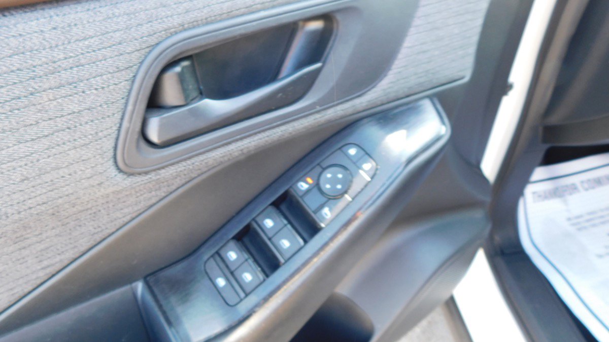 Used 2023 Nissan Rogue S image 18