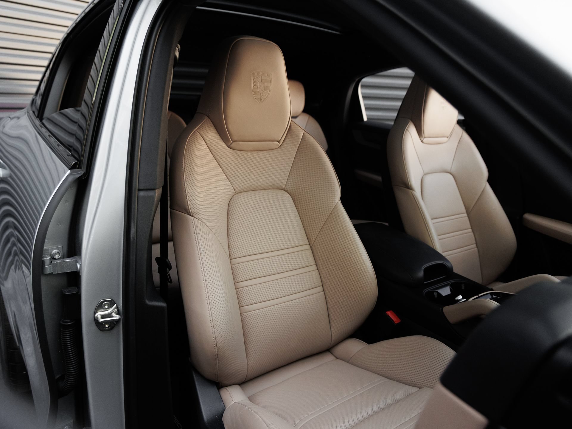 Certified 2025 Porsche Cayenne Coupe AWD/4WD image 37