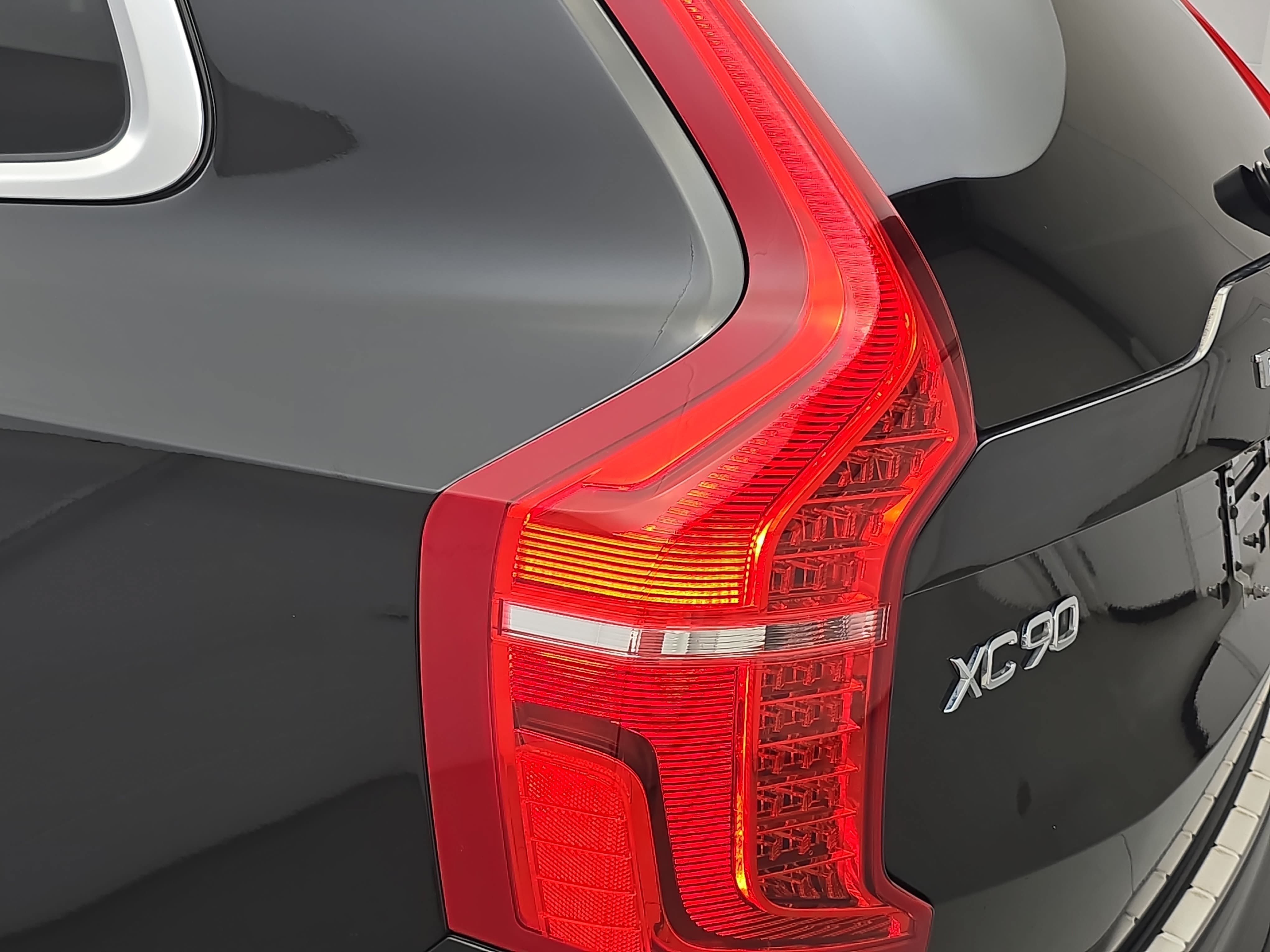 Used 2019 Volvo XC90 T6 R-Design w/ Advanced Package AWD/4WD image 39