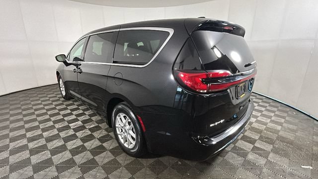 Used 2024 Chrysler Pacifica Touring-L FWD image 4