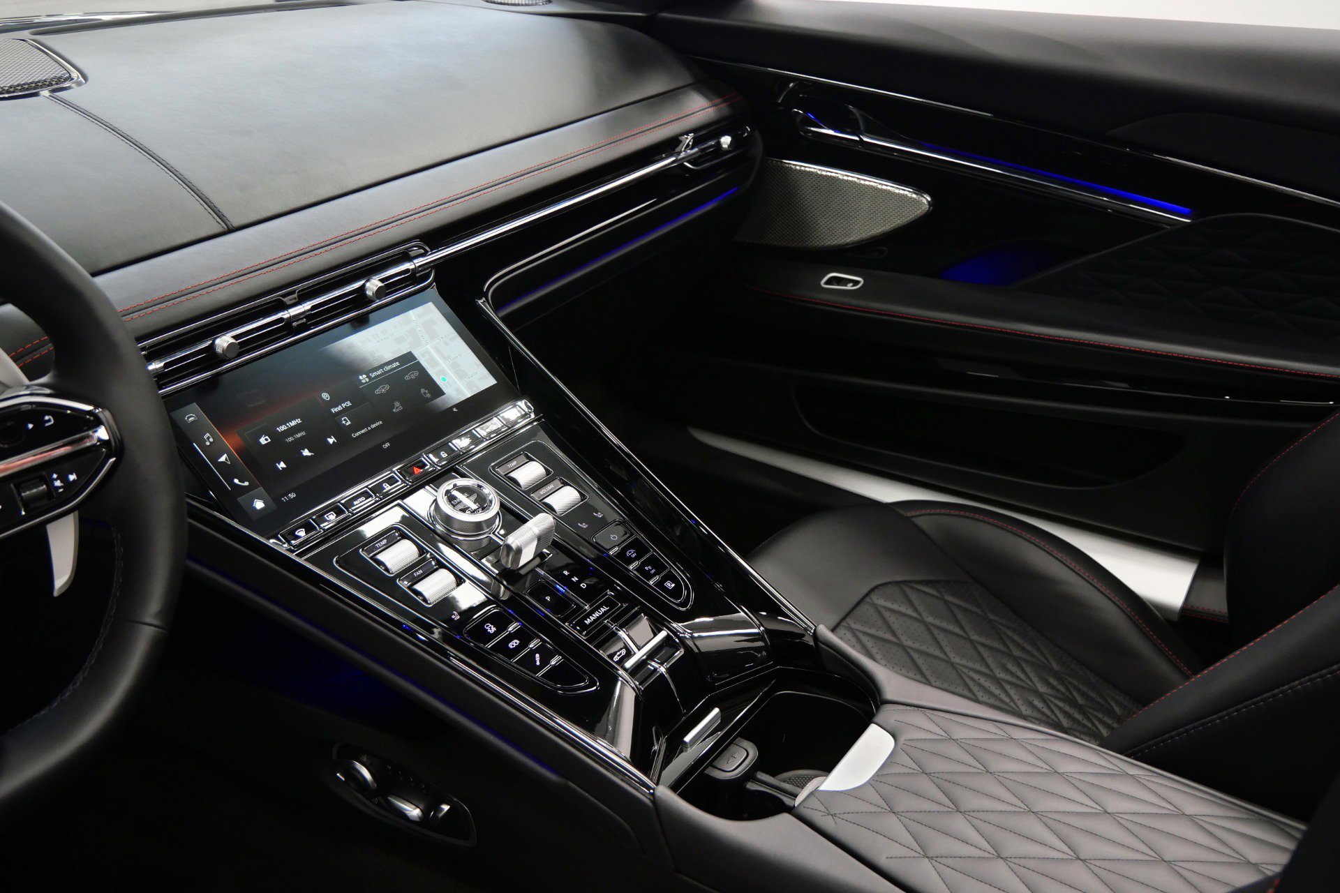 Used 2025 Aston Martin DB12 Convertible RWD image 33