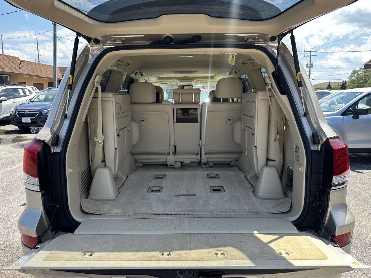 Used 2013 Lexus LX 570 4WD w/ Luxury Pkg image 21