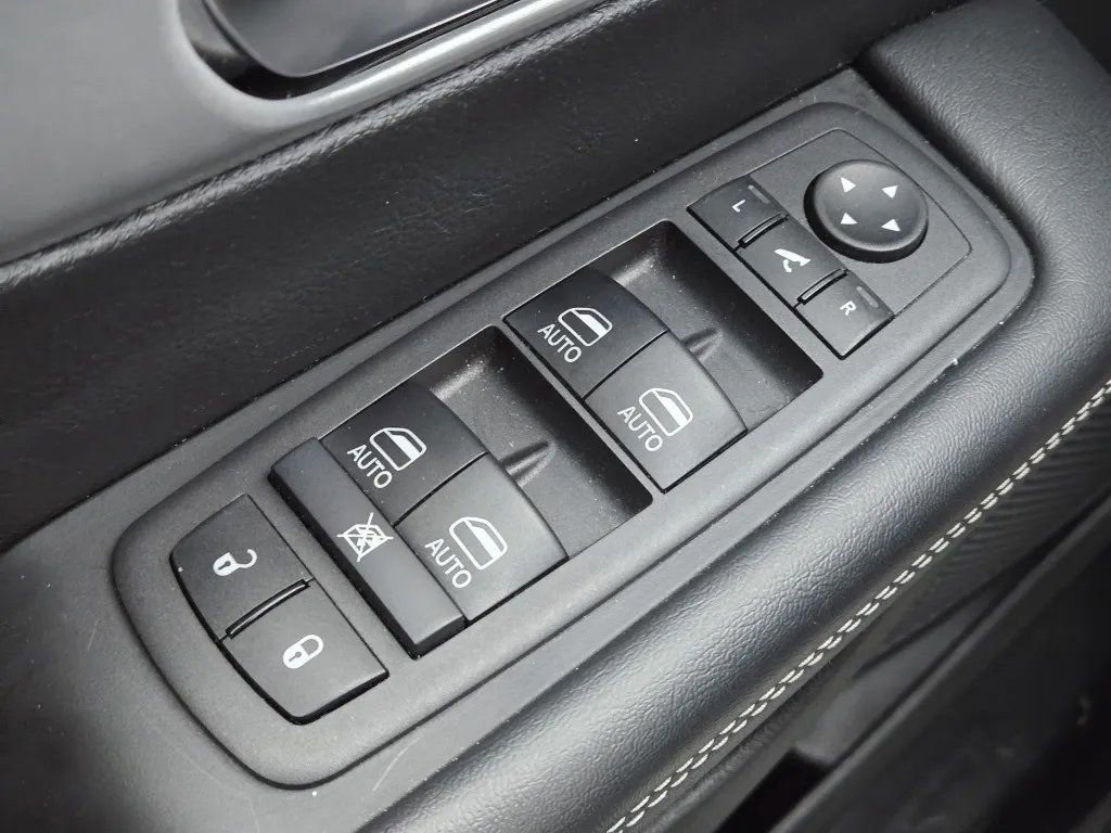 Used 2025 Chrysler Pacifica Limited FWD image 12