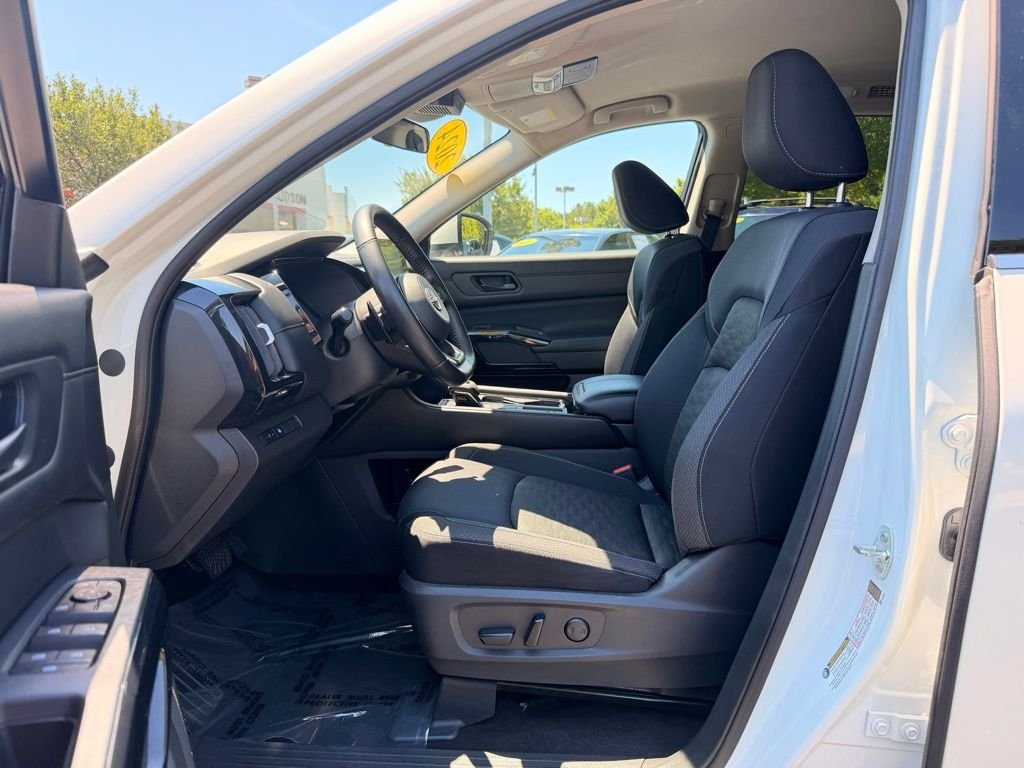 Used 2024 Nissan Pathfinder SV FWD image 25
