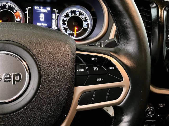 Used 2018 Jeep Cherokee Latitude w/ Cold Weather Group AWD/4WD image 19