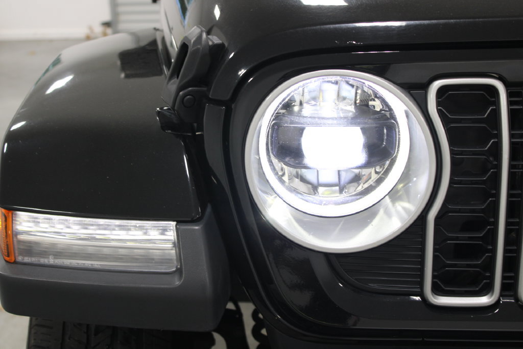 Used 2025 Jeep Wrangler Unlimited Sahara AWD/4WD image 12