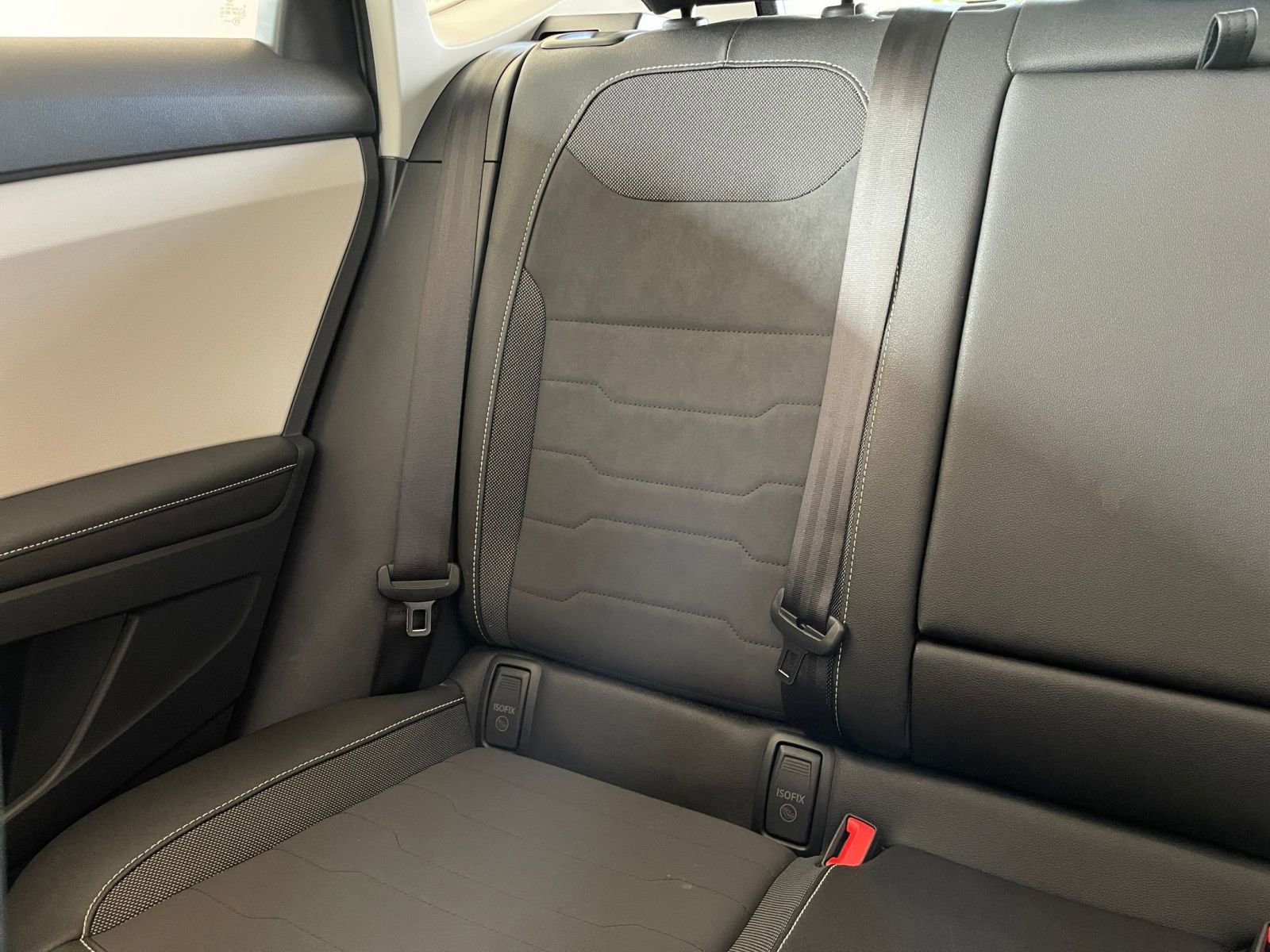 Used 2025 Volkswagen Taos SE image 33