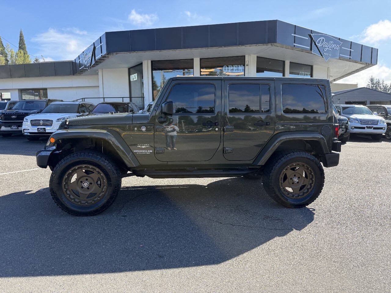 Used 2015 Jeep Wrangler Unlimited Sahara w/ Max Tow Package AWD/4WD image 2