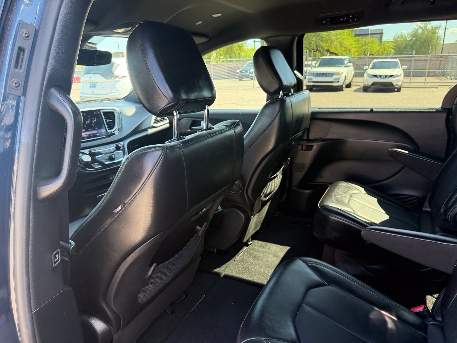 Used 2025 Chrysler Pacifica Select FWD image 12