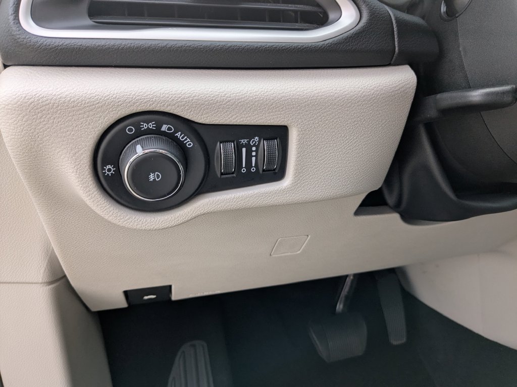 Used 2024 Chrysler Pacifica Touring-L FWD image 20