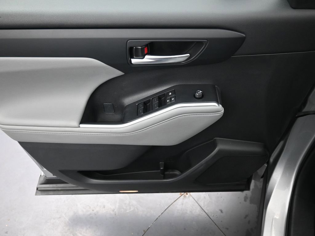 Used 2023 Toyota Highlander XLE image 28