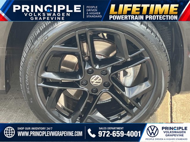 Used 2025 Volkswagen Tiguan SE R-Line AWD/4WD image 3