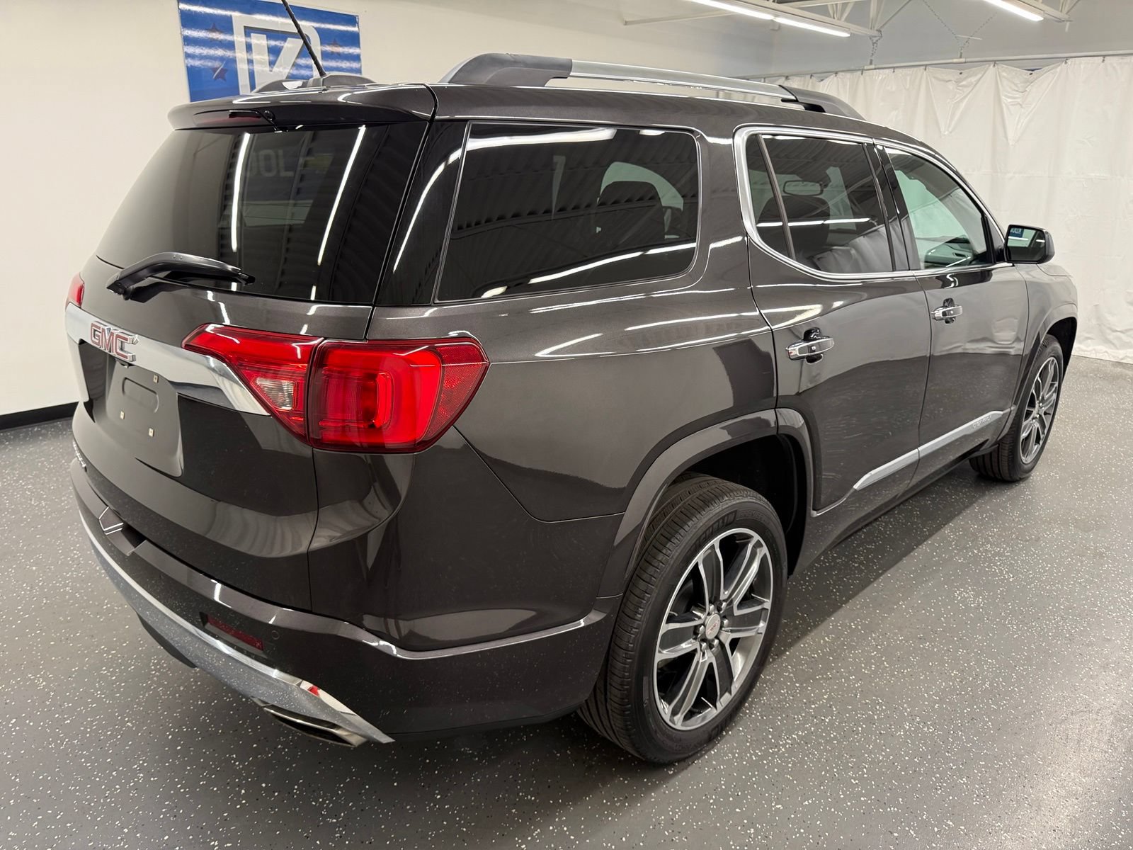 Used 2018 GMC Acadia Denali w/ Technology Package FWD image 2