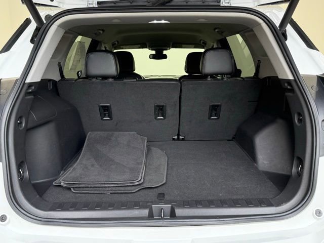 Used 2023 GMC Terrain SLT image 24