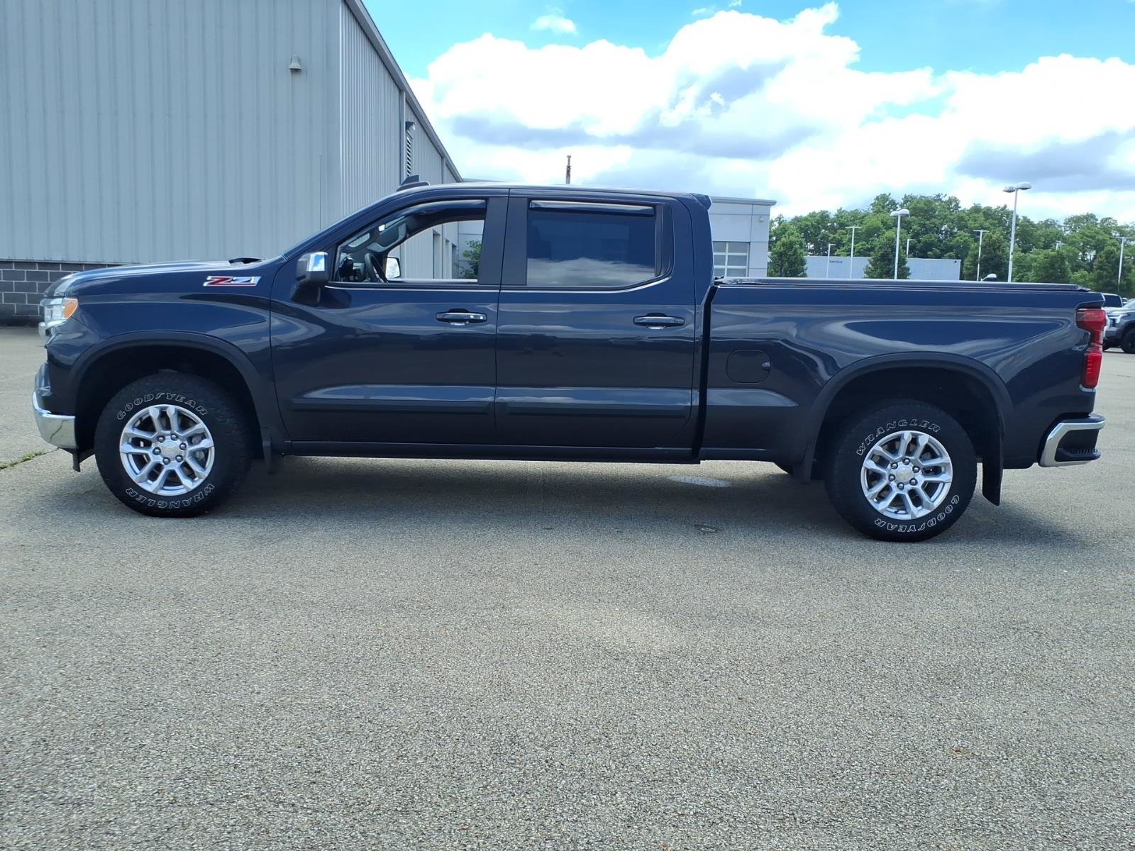 Used 2023 Chevrolet Silverado 1500 LT AWD/4WD image 4