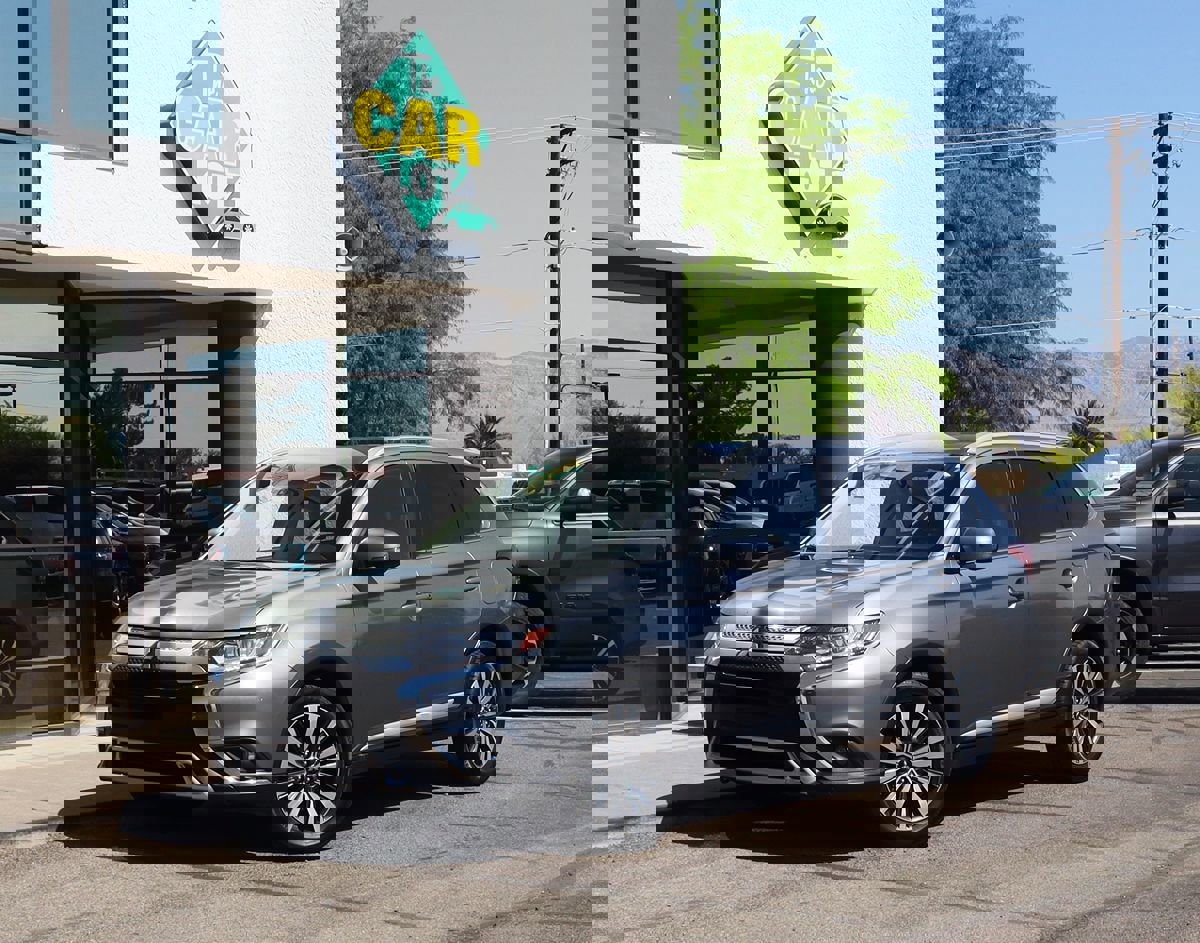 Used 2020 Mitsubishi Outlander SE image 2