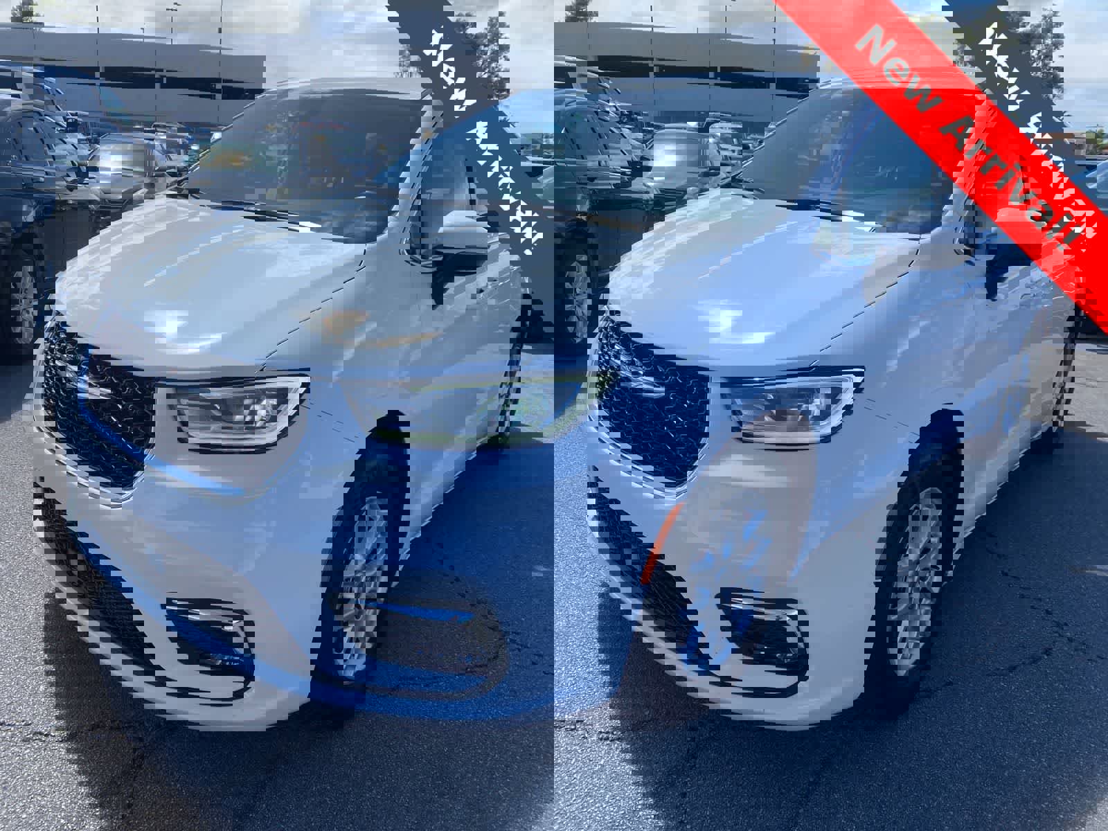 Used 2023 Chrysler Pacifica Touring-L FWD image 1