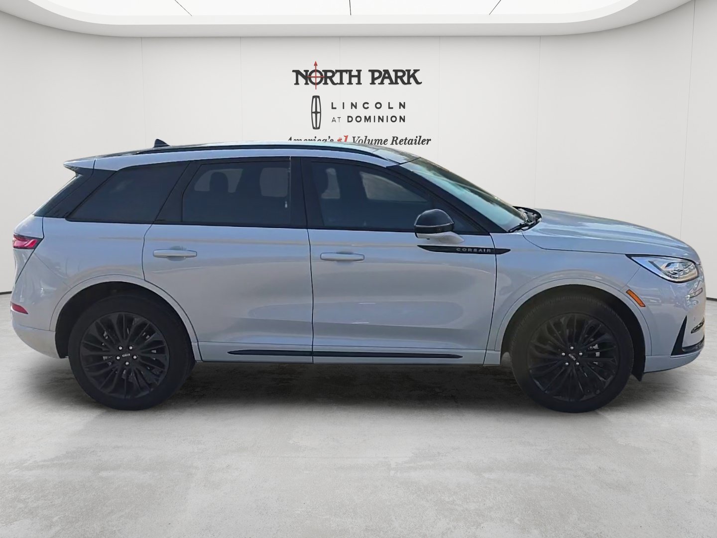 New 2026 Lincoln Corsair Reserve w/ Jet Appearance Package FWD image 6