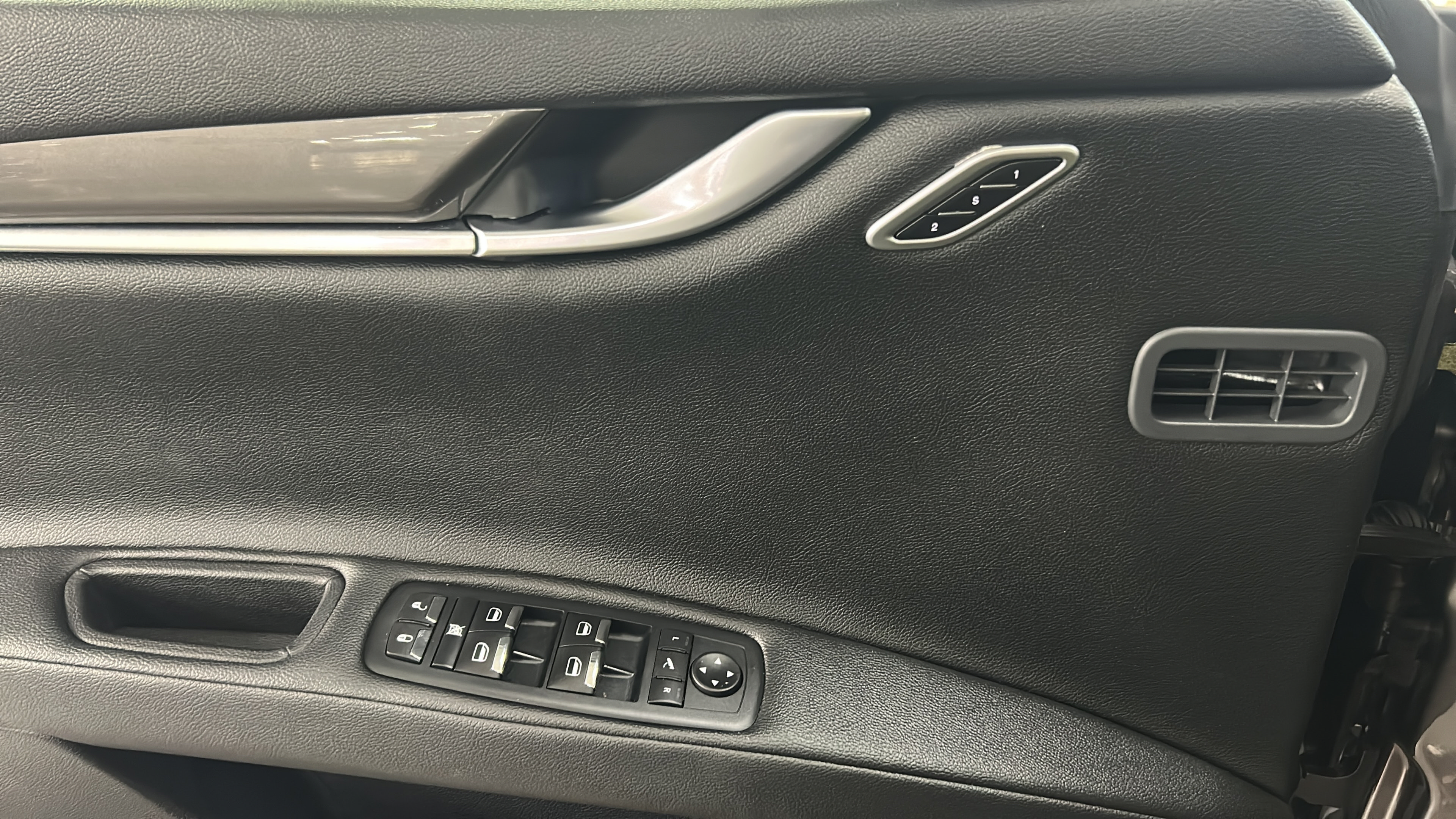 Used 2021 Maserati Ghibli RWD image 16