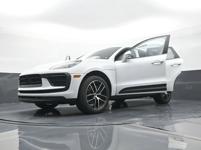 Certified 2023 Porsche Macan AWD/4WD image 31