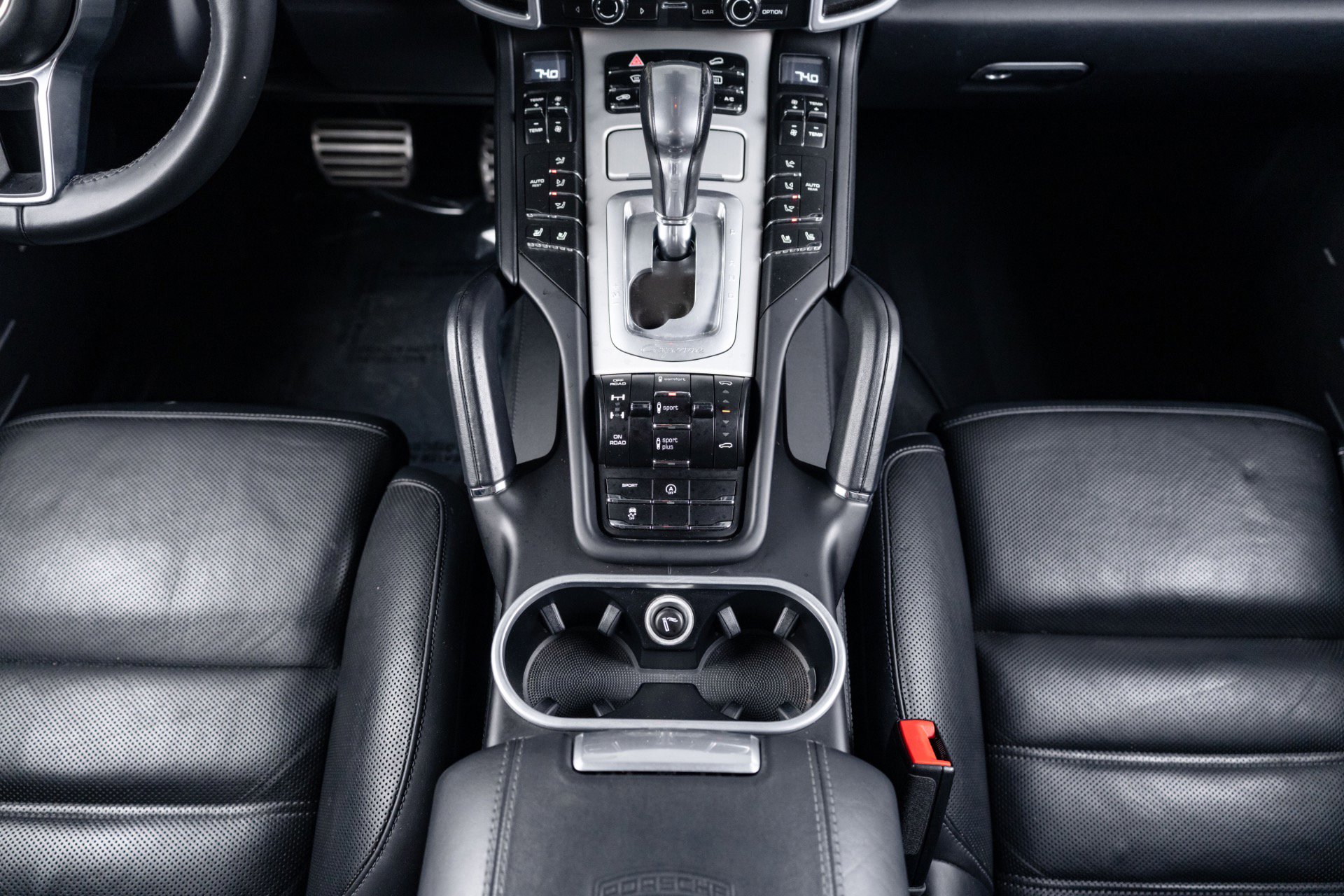 Used 2016 Porsche Cayenne Turbo AWD/4WD image 70