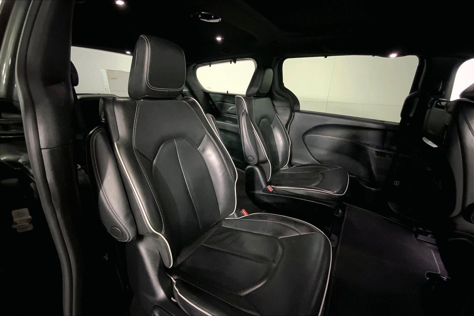 Used 2022 Chrysler Pacifica Limited w/ Uconnect Theater Family Group FWD image 26