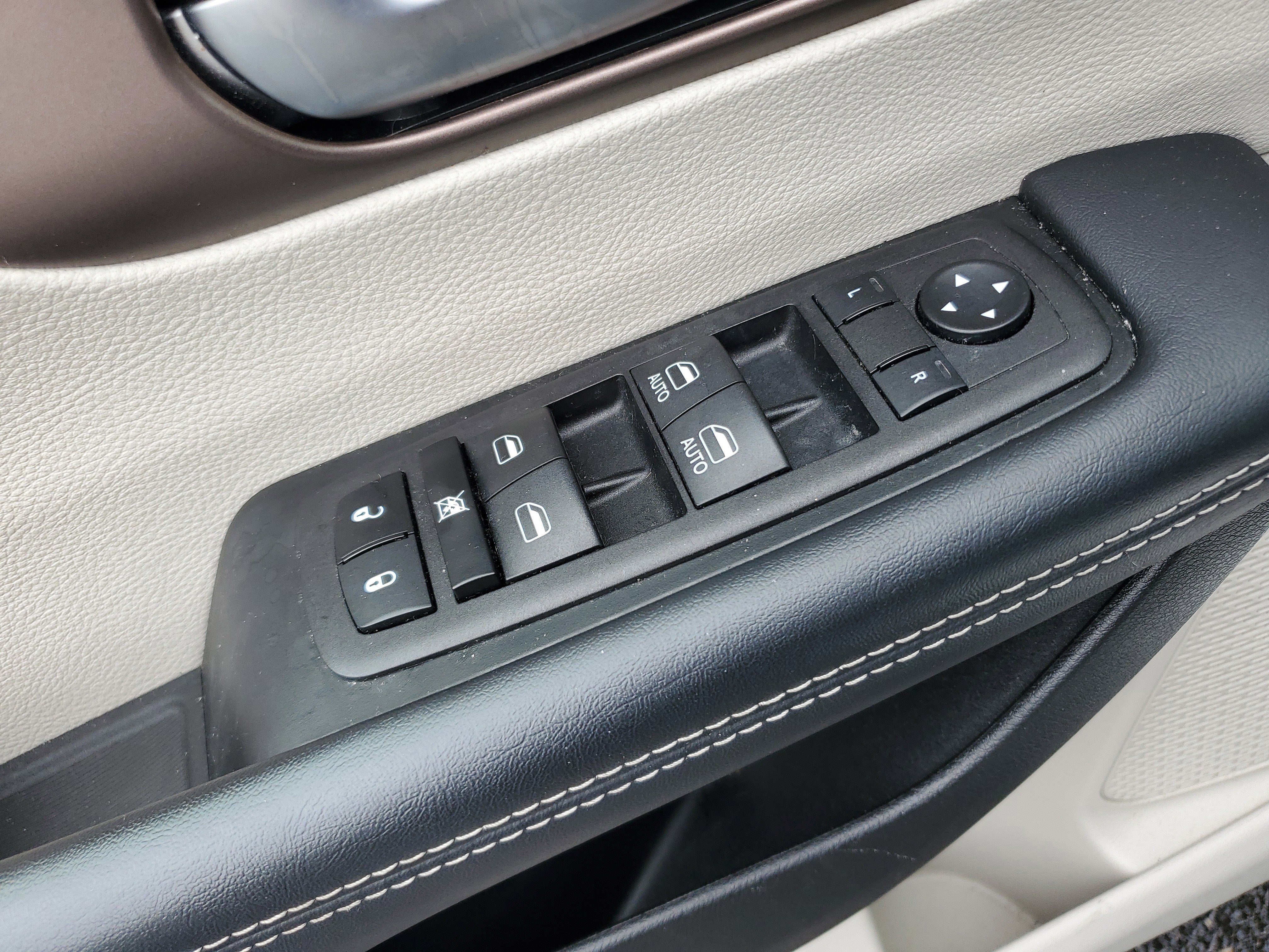 Used 2023 Chrysler Voyager LX image 19