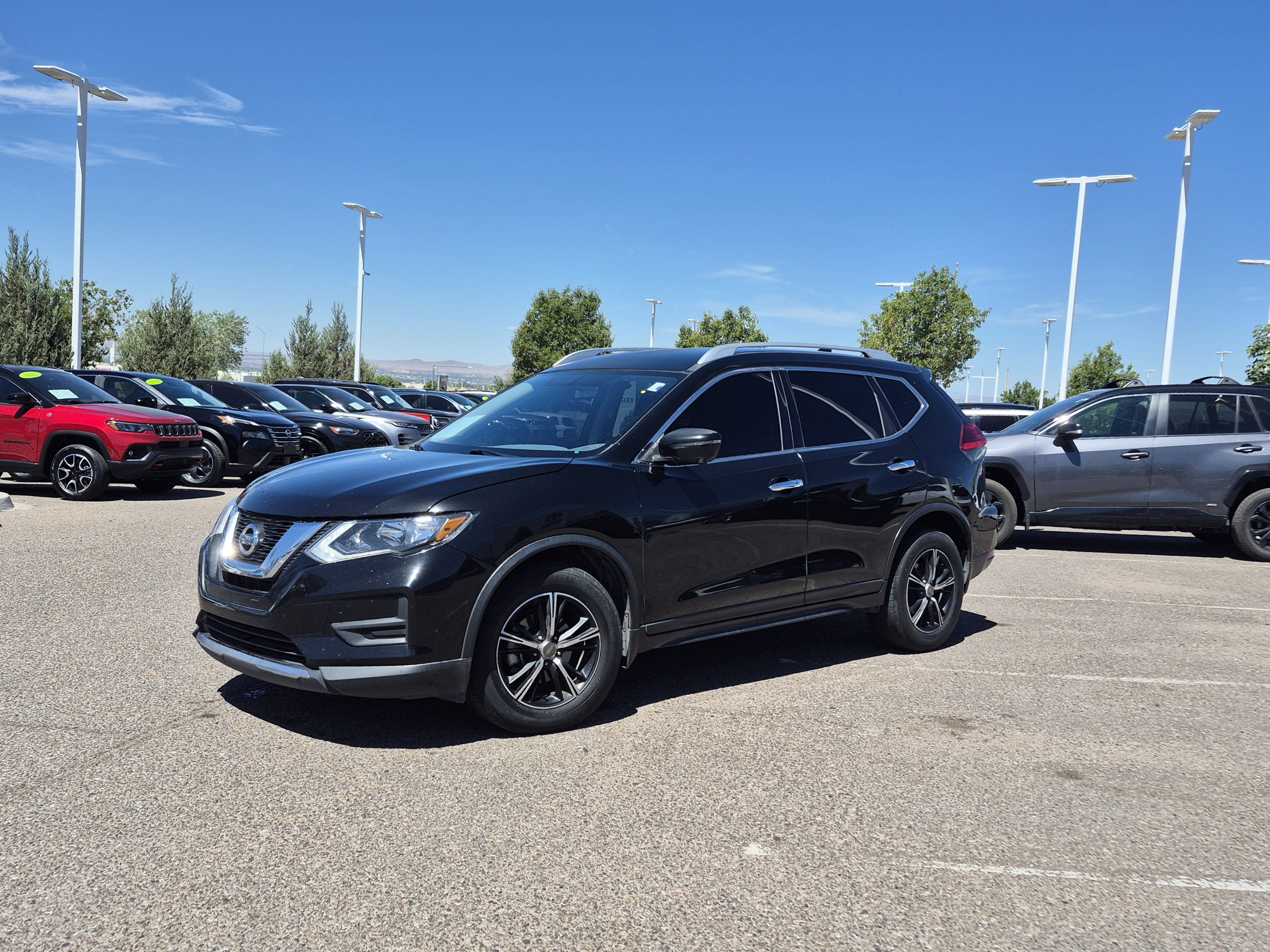 Used 2017 Nissan Rogue SV w/ SV Premium Package FWD image 1
