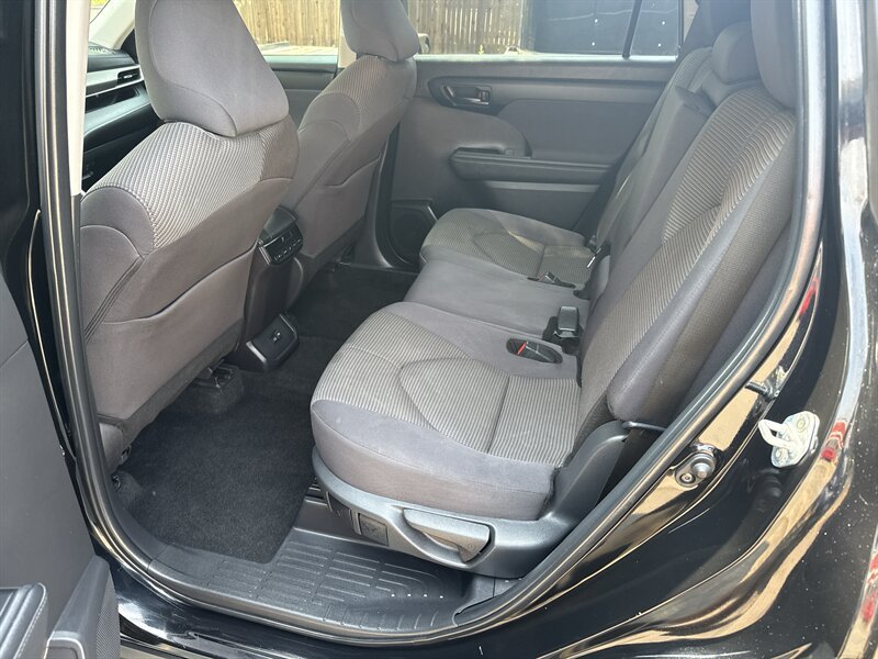Used 2024 Toyota Highlander LE AWD/4WD image 18