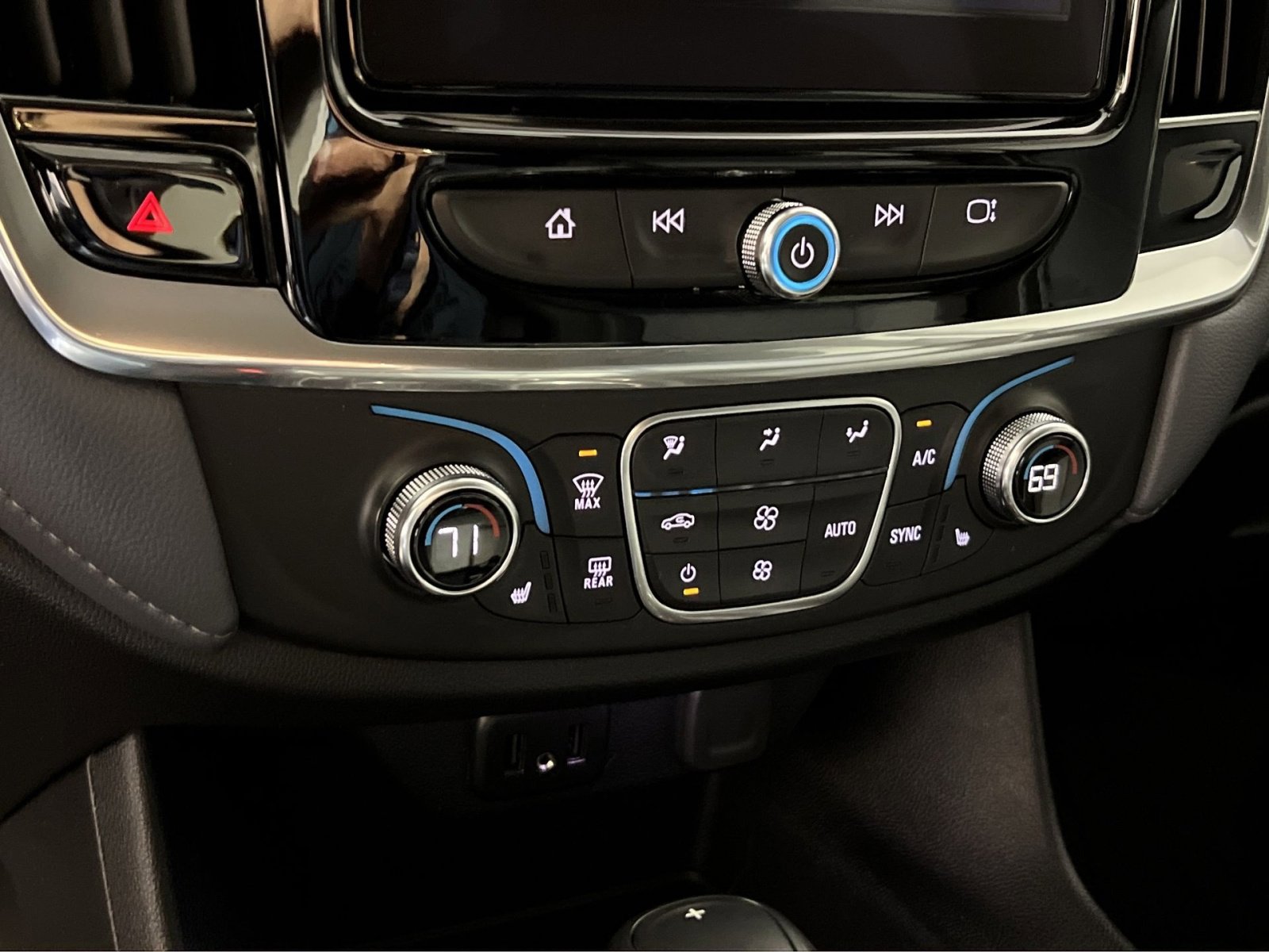 Used 2020 Chevrolet Traverse LT w/ Driver Confidence II Package AWD/4WD image 22