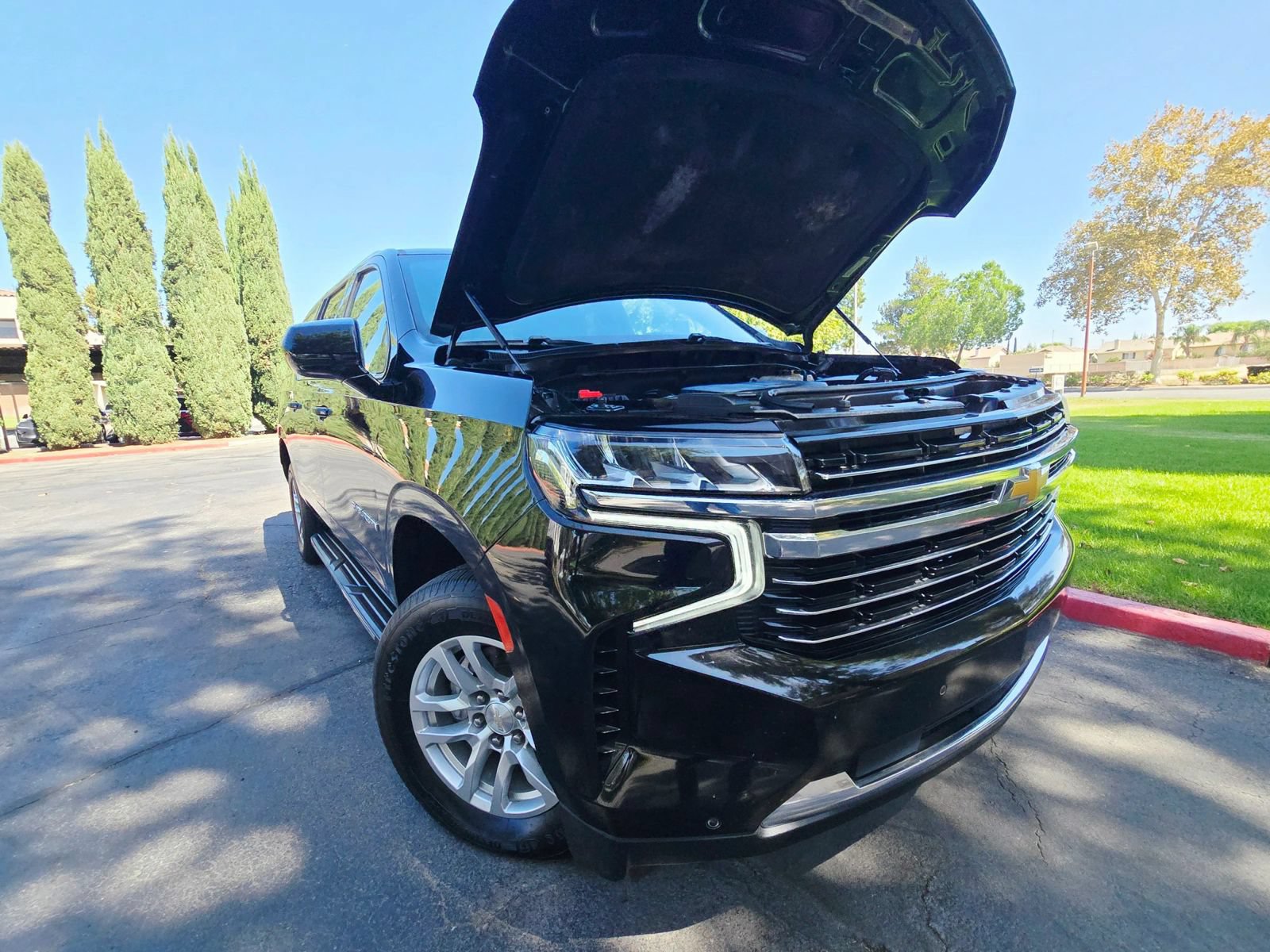 Used 2023 Chevrolet Suburban LT RWD image 1
