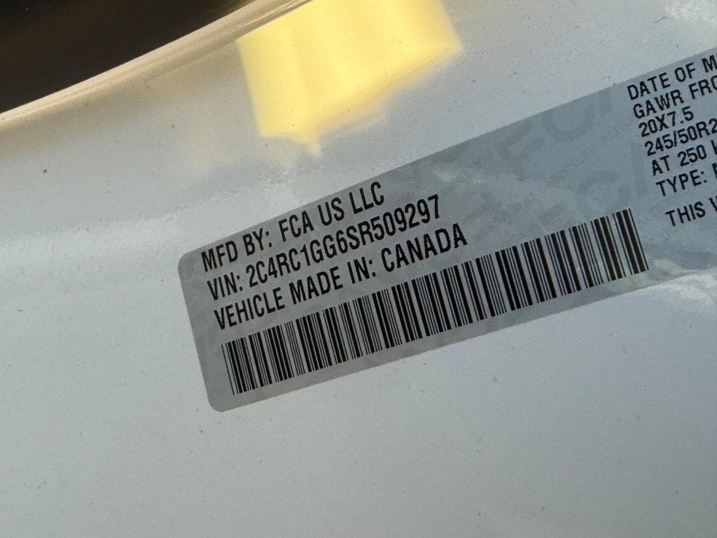 Used 2025 Chrysler Pacifica Limited image 27