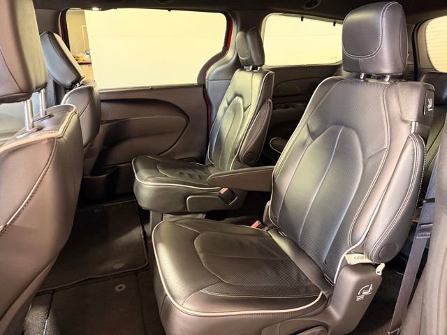 Used 2025 Chrysler Pacifica Limited image 29