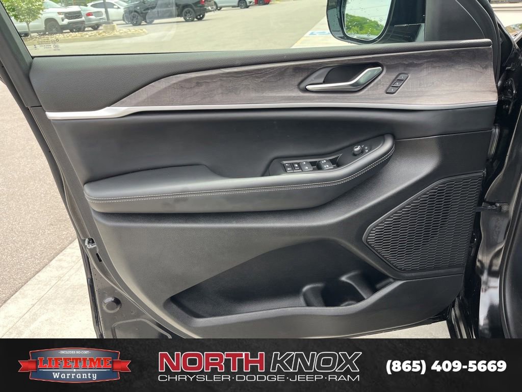 Used 2024 Jeep Grand Cherokee Limited w/ Luxury Tech Group II AWD/4WD image 5