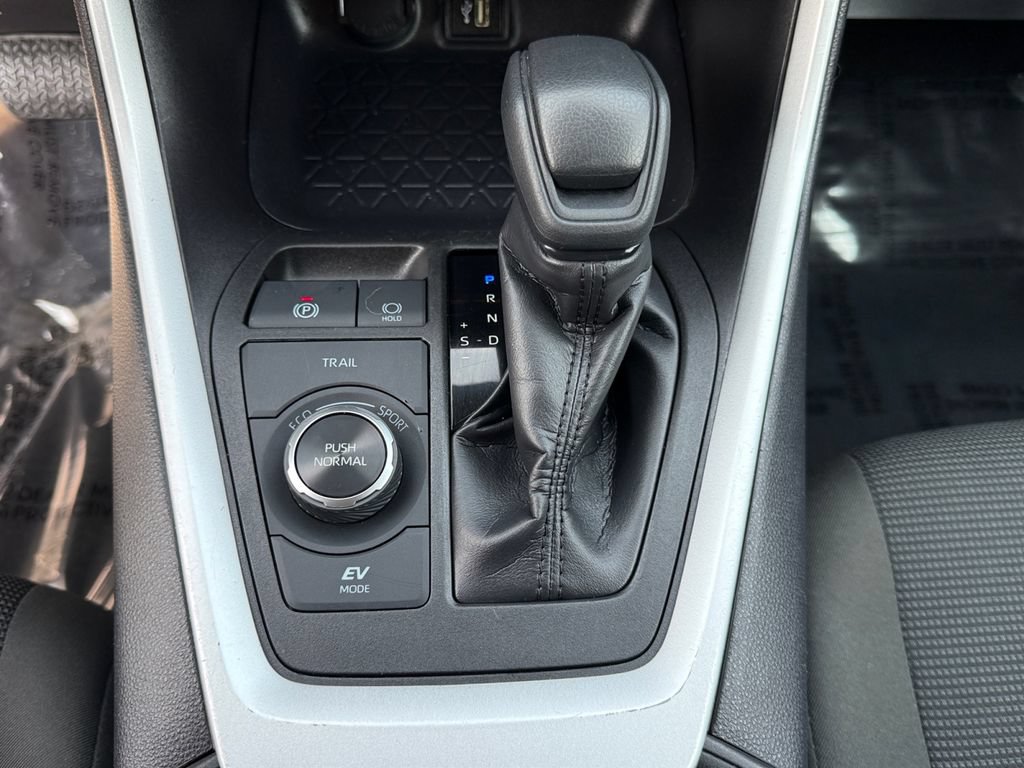 Used 2025 Toyota RAV4 LE AWD/4WD image 18