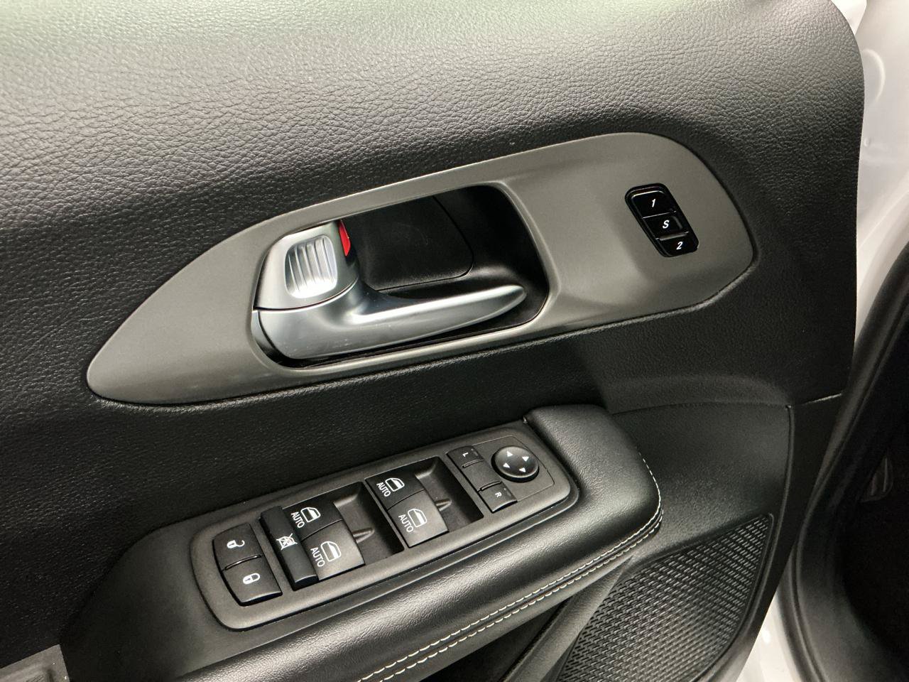 Used 2025 Chrysler Pacifica Select FWD image 18