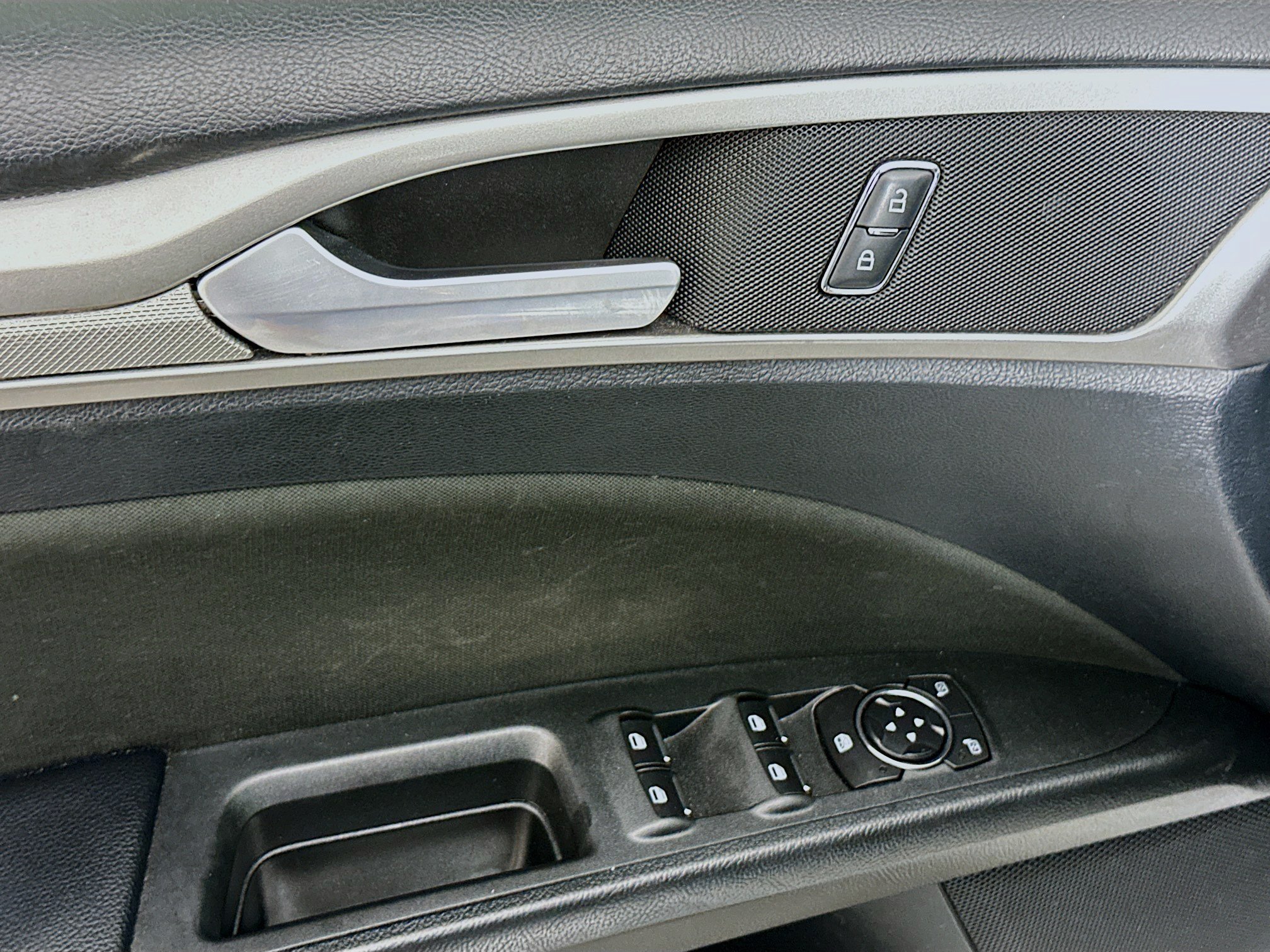 Used 2018 Ford Fusion SE w/ Fusion SE Technology Package FWD image 15