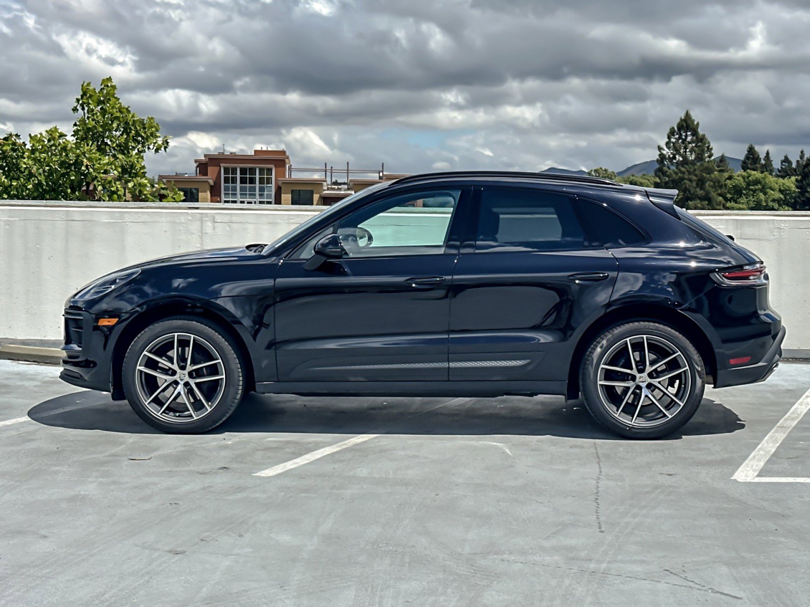 Certified 2023 Porsche Macan AWD/4WD image 2