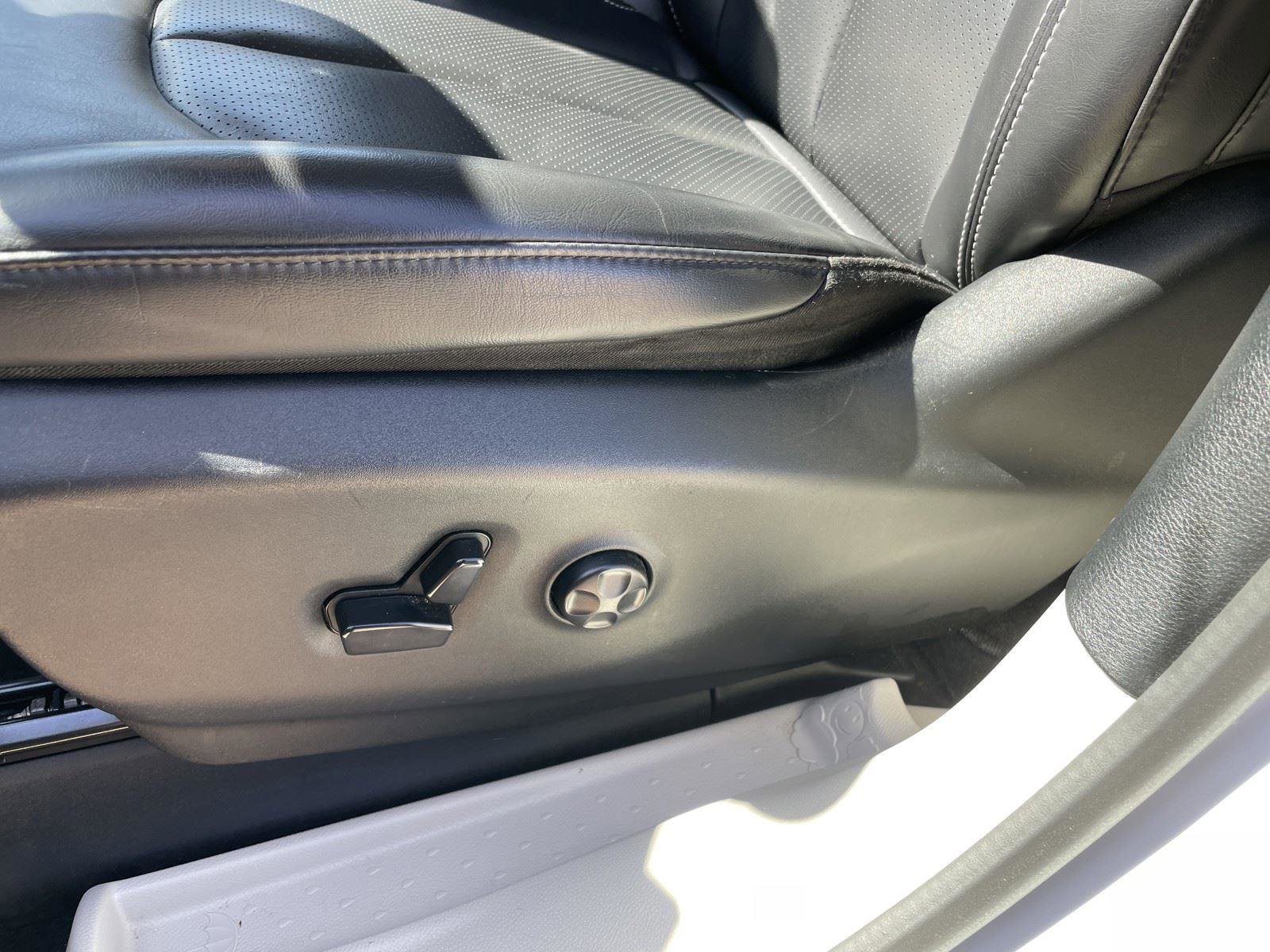 Used 2023 Chrysler Pacifica Touring-L image 13