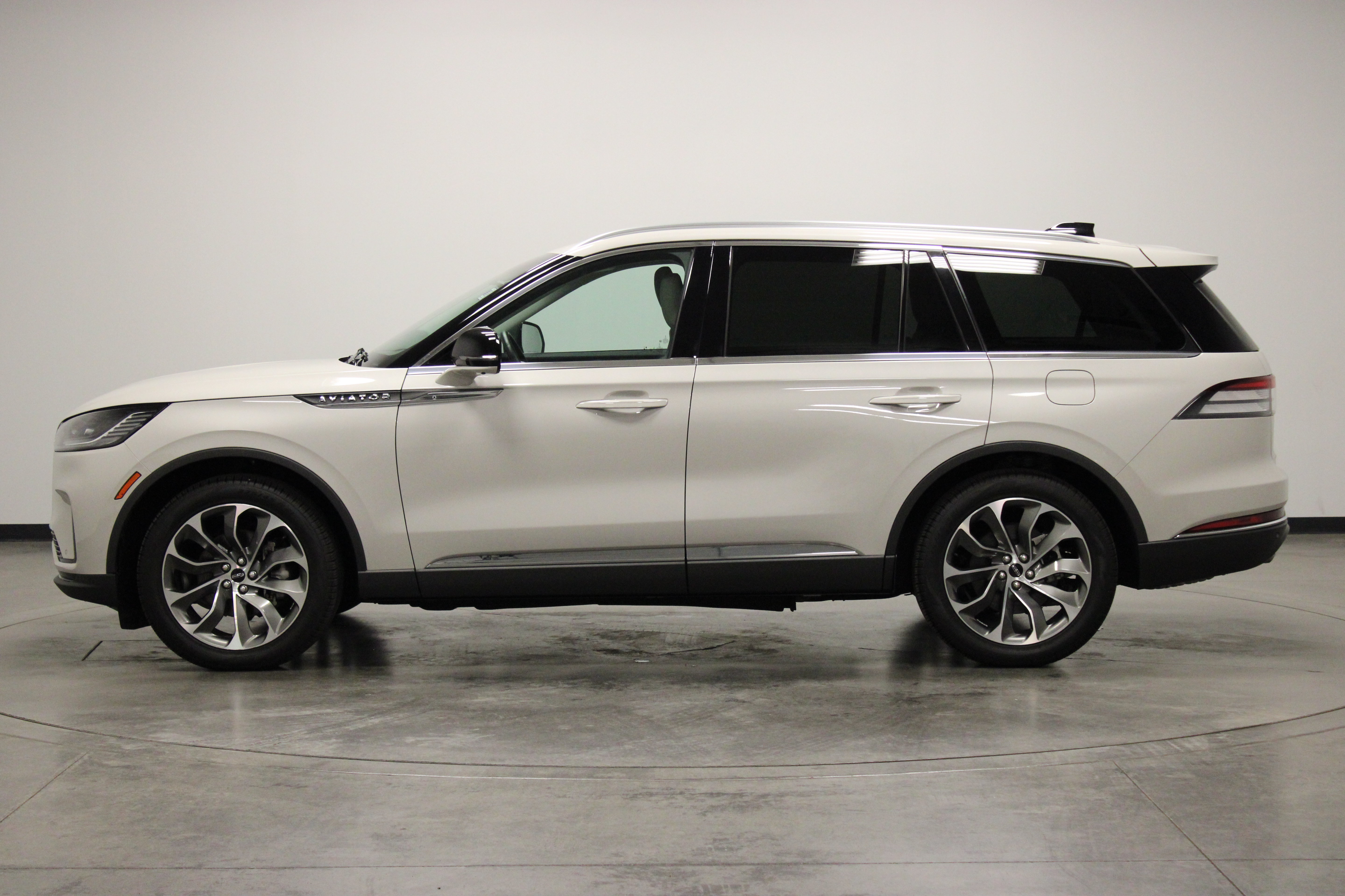 Used 2025 Lincoln Aviator Reserve w/ Illumination Package RWD image 5